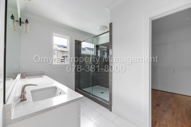 Building Photo - Luxurious 4 Bedroom Home near Grant Park!