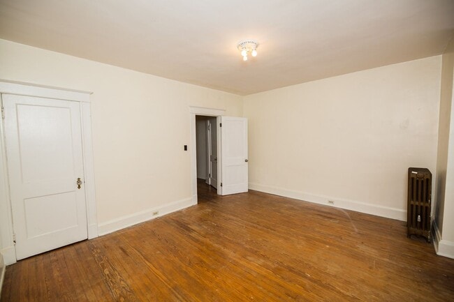 Building Photo - Charles Village 2bd/2ba Rowhome with Parking Spots, W/D and more! Available 7/20