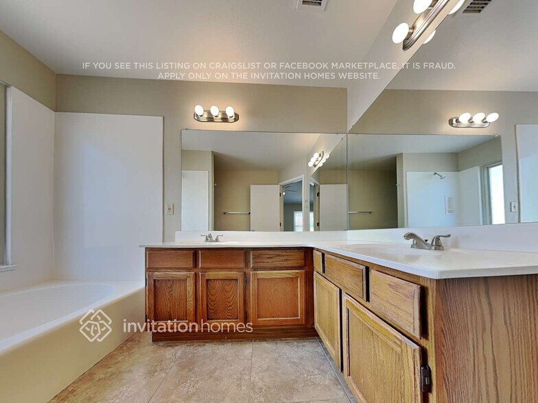 Building Photo - 668 E Manor Dr