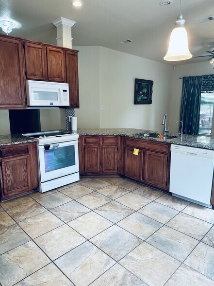 Building Photo - 2805 Glen Hollow Dr