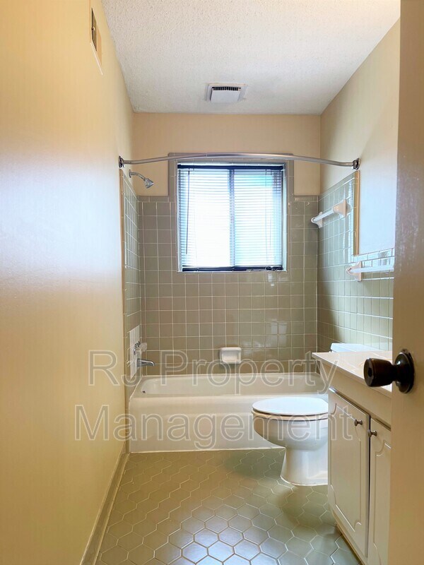 Building Photo - 3235 Foxgate Dr