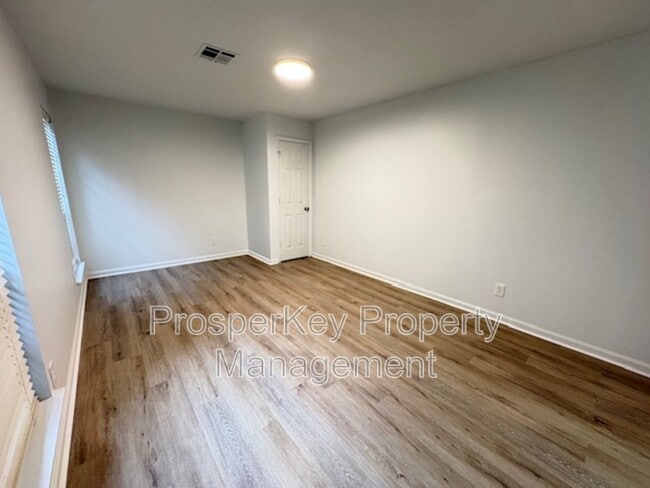 Building Photo - 740 Ledyard Pl