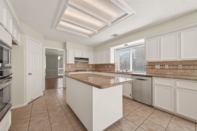 Building Photo - 1918 Shadow Forest Dr