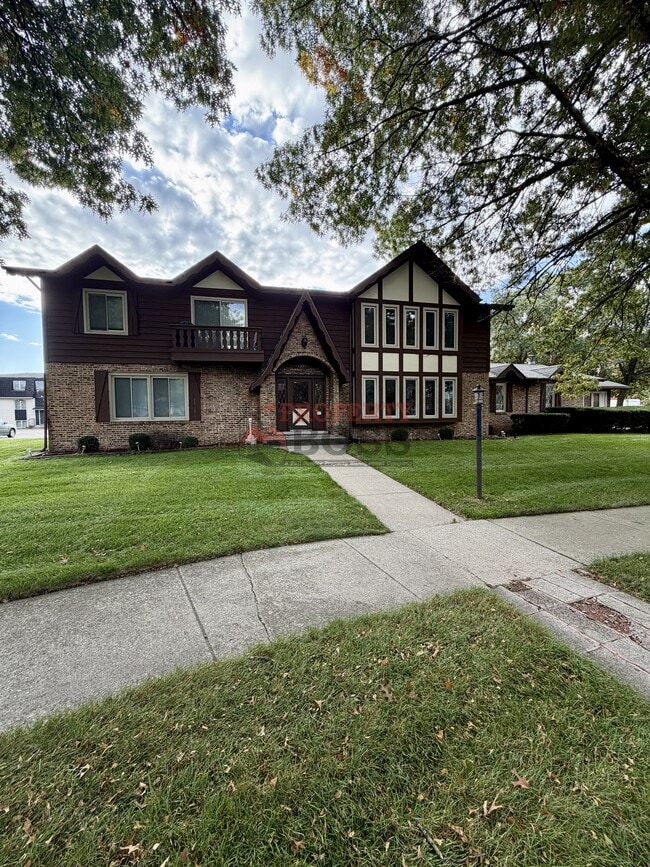 Building Photo - 1351 Pine Ct
