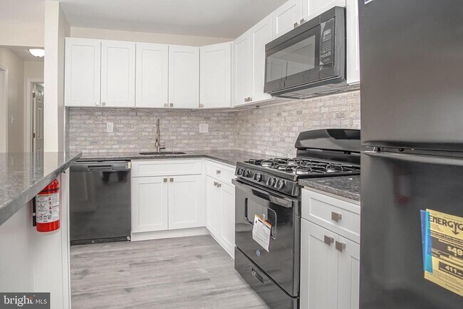 Building Photo - 300 Broadway