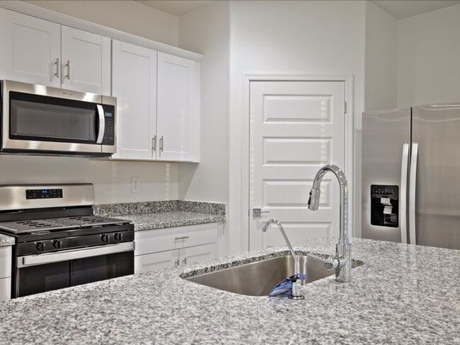 Building Photo - 3 Bedroom, 2 Bathroom