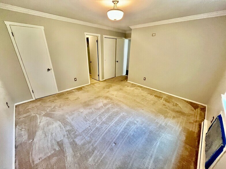 Building Photo - 205 Village Dr