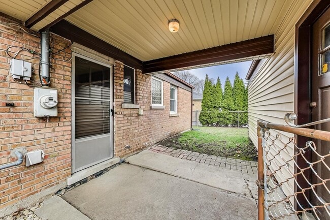 Building Photo - 733 E Rockland Rd