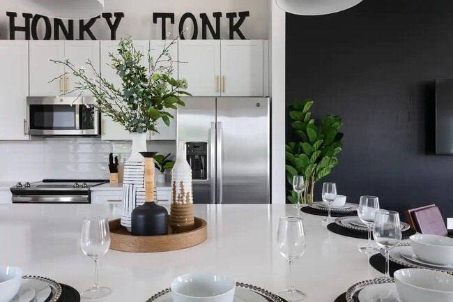 Building Photo - 738 Douglas Ave