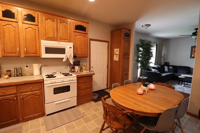 Building Photo - Spacious Town House for Rent