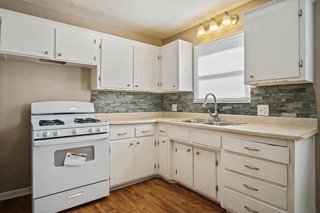 Building Photo - 1717 Symphony Ln