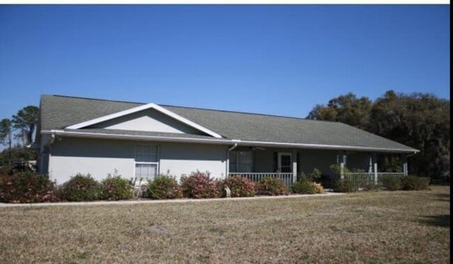 Building Photo - 1999 N Cloverdale Terrace