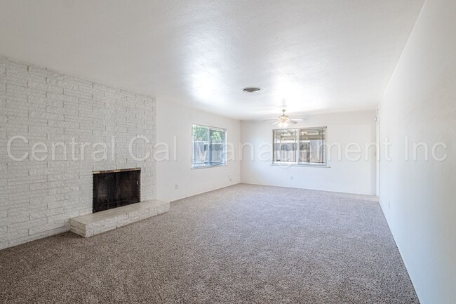 Building Photo - 3 Bedroom, 2 Bath Home Near Bakersfield Co...
