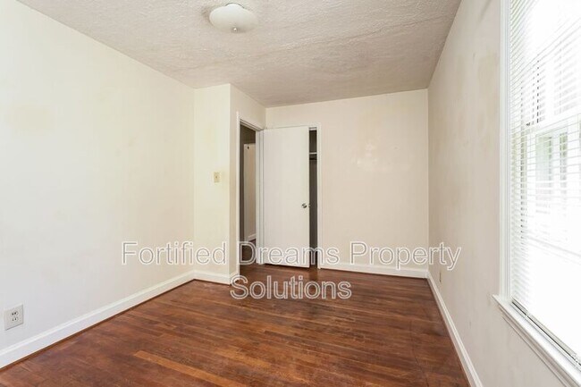 Building Photo - 901 Grayland St