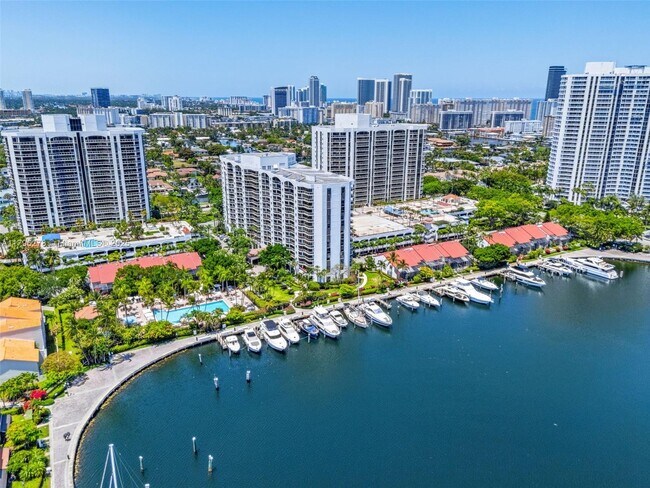 Building Photo - 3610 Yacht Club Dr