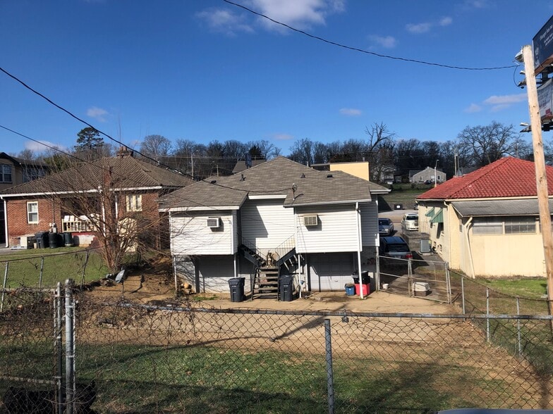 Building Photo - 3212 E Magnolia Ave