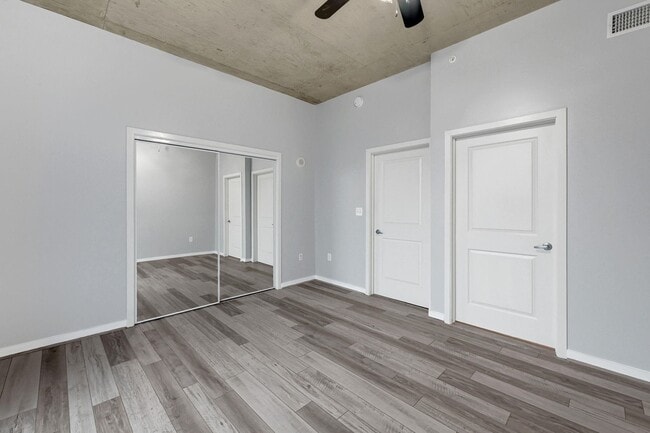 Building Photo - 5925 Almeda Rd