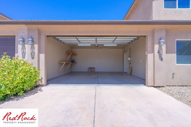 Building Photo - Dog Friendly, Pleasant 4 Bedroom, 2.5 Bathroom Townhome