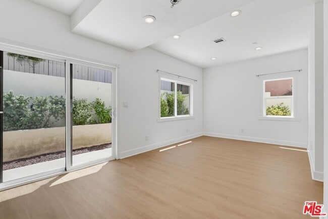 Building Photo - 3528 Mesquite Dr
