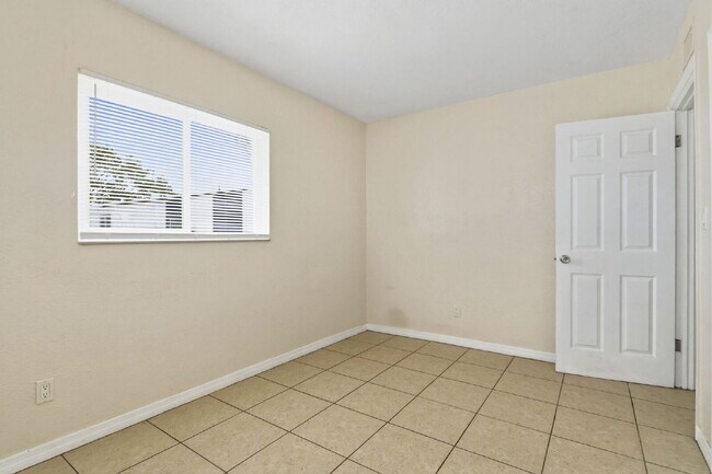 Building Photo - Updated 2-bedroom apartment in St. Petersburg offering 650 square feet of refreshed living space ...