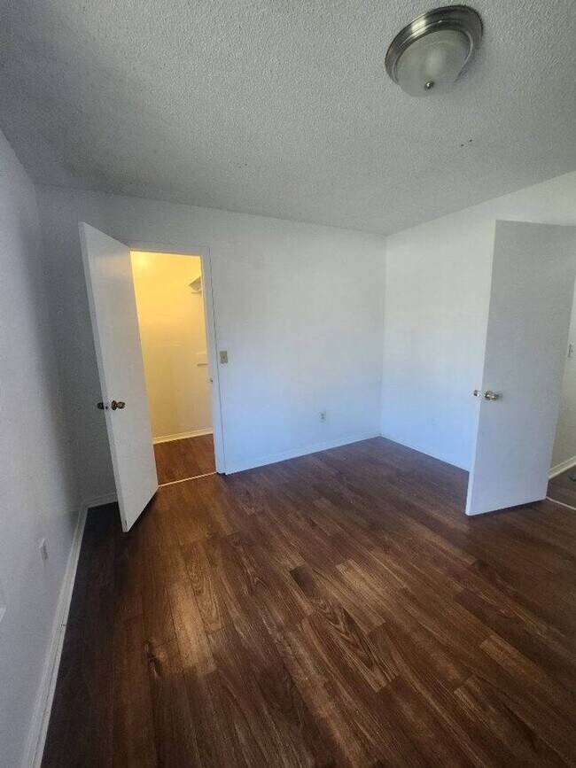 Building Photo - Great 2 bedroom 1 bath Duplex with attached garage