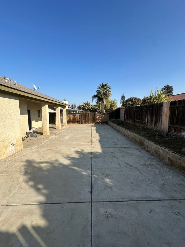 Building Photo - Charming 4-Bedroom Rental in Bakersfield, CA