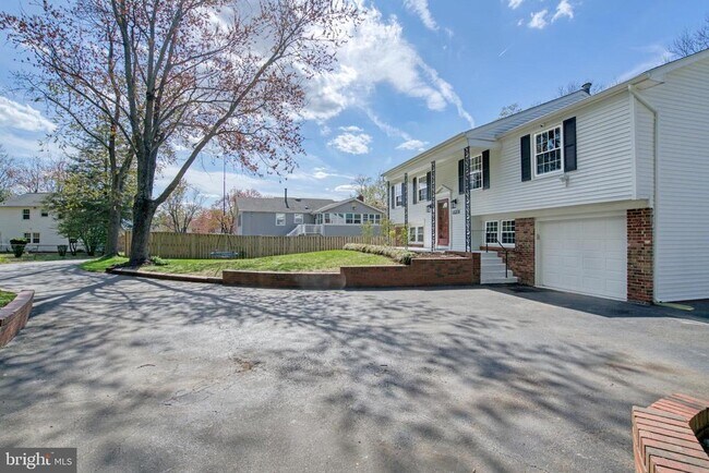 Building Photo - 12805 Point Pleasant Dr