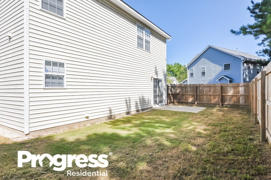 Building Photo - 717 Hay River St