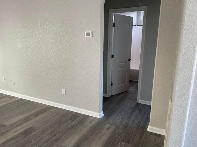 Building Photo - Woodbridge Pointe