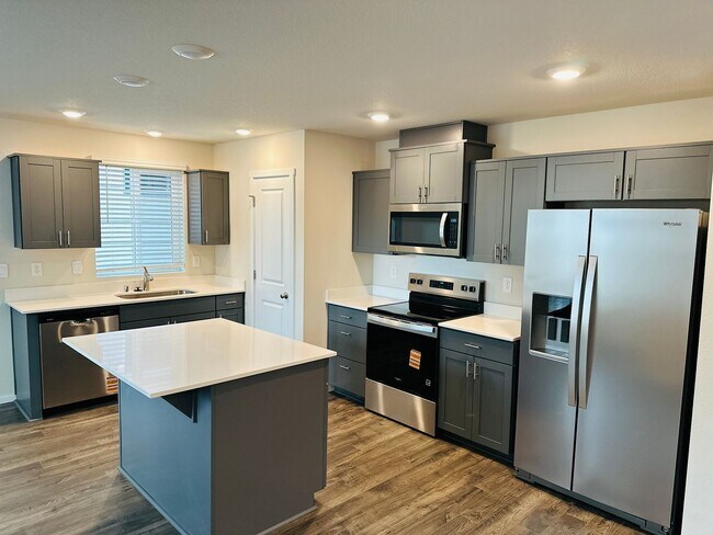 Building Photo - Beautiful Brand New 5 Bedroom Home!