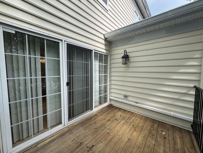 Building Photo - Beautiful 2 Bed 2 Bath End-Unit Townhome I...