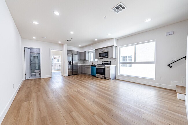 Building Photo - 2055 S Garth Ave