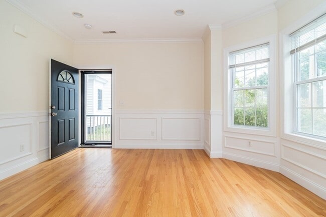 Building Photo - 123 Russell St