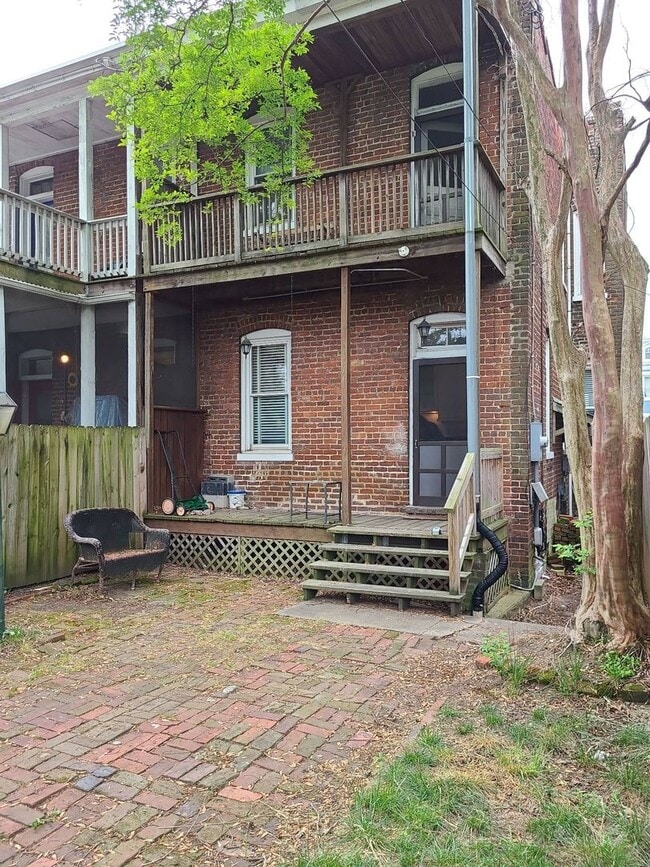 Building Photo - Beautiful 3 Bedroom 2 Bath Fully Updated Row House in the Center of the Fan!