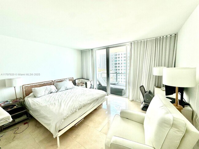 Building Photo - 1155 Brickell Bay Dr