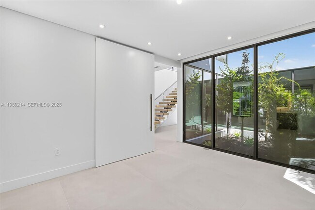 Building Photo - 620 Solar Isle Dr