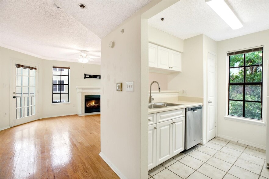 Living room - 1000 W Horatio St