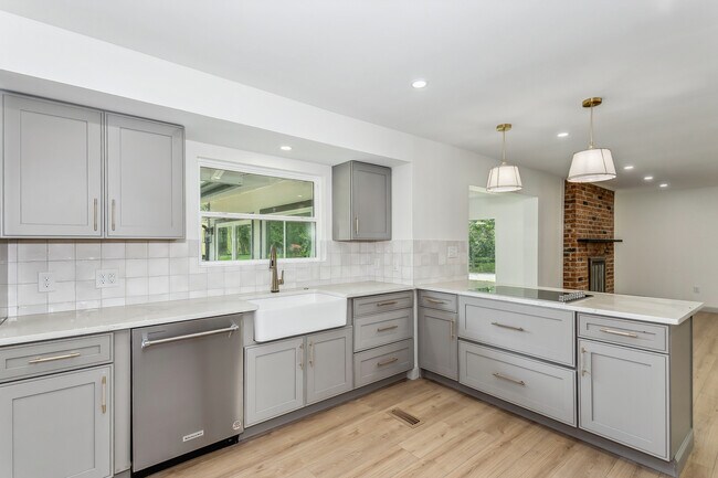 Building Photo - 2243 N Lynnwood Dr