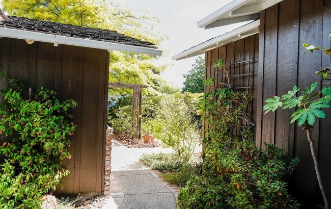 Building Photo - Charming spacious home, convenient locatio...