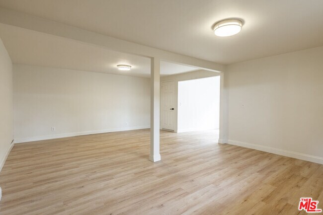 Building Photo - 445 S Mansfield Ave