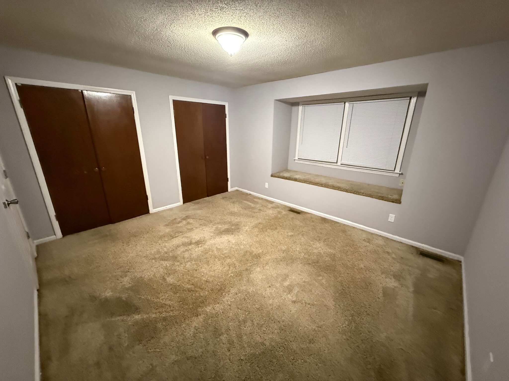 Building Photo - 802 E 7th St