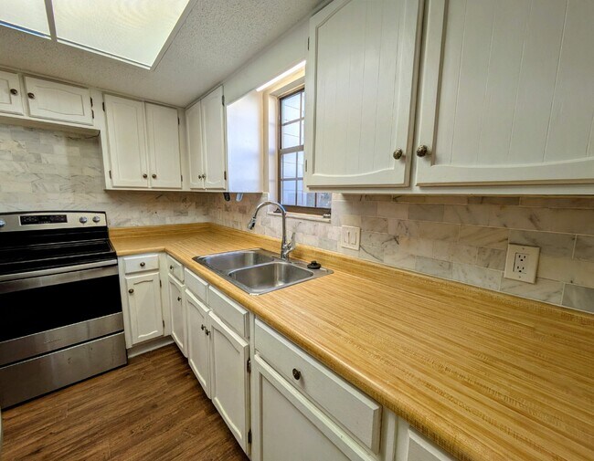 Building Photo - "COMING SOON! Spacious 3-Bedroom Townhouse Retreat with 2.5 Baths in Orange Park Awaits!"