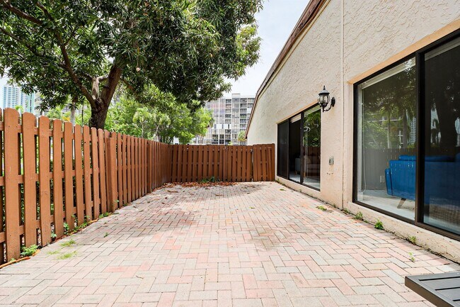 Building Photo - 605 Leslie Dr