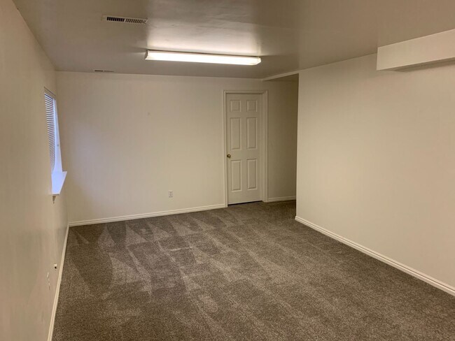 Building Photo - Lovely twinhome for rent.