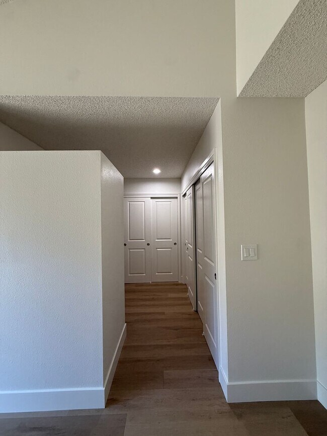 Building Photo - 1120 Village Dr