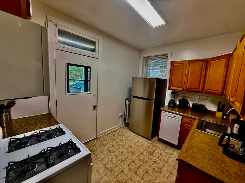 Building Photo - 829 Mulford Street