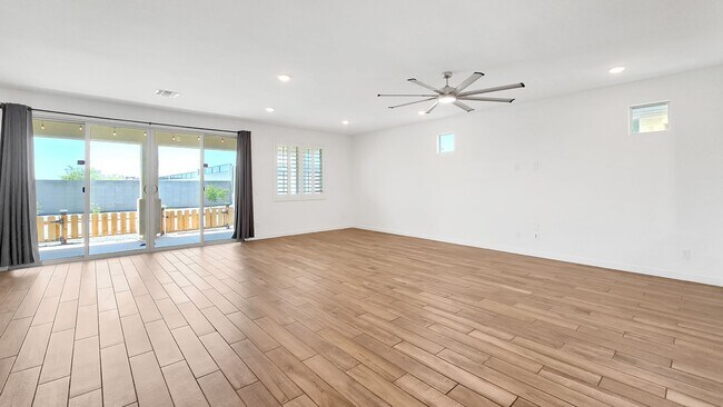 Building Photo - Newly built home with loads of space and S...