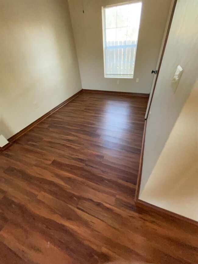 Building Photo - 1602 NW Lindy Ave