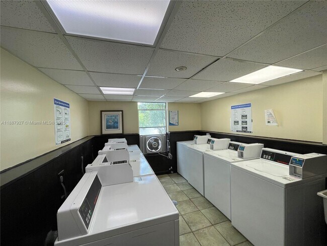 Building Photo - 3680 Inverrary Dr