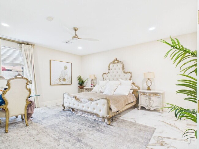Building Photo - Luxury Awaits with Designer Details